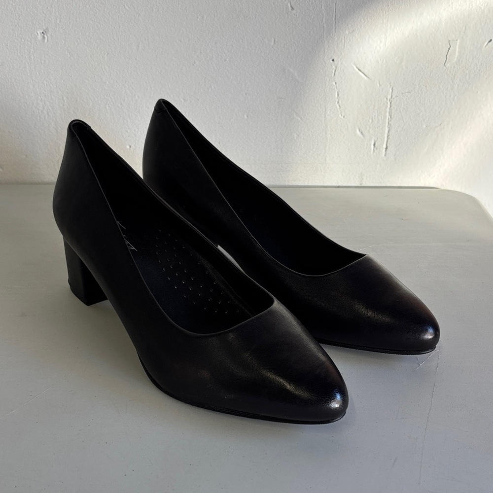 Trotters Kari Black Leather Block Pumps - Picture 4 of 8